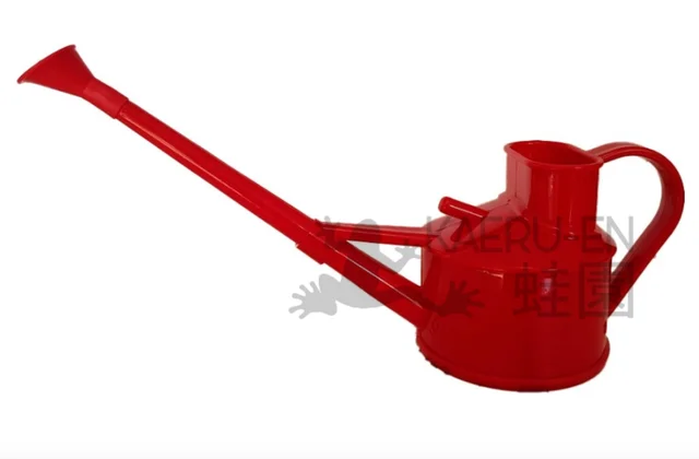 Regadera 0.9L rojo con roseta metálica