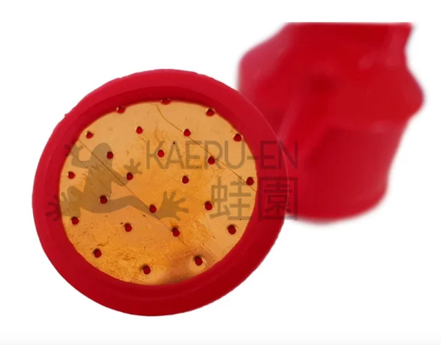 Regadera 0.9L rojo con roseta metálica - Imagen 2